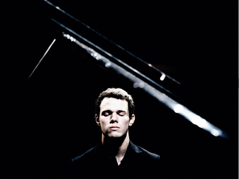 Per Salotto Toscanini il giovane pianista Gabriele Strata in un programma romantico tra Čajkovskij e Chopin