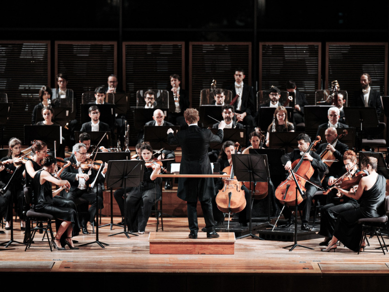 Max Mara e Filarmonica Arturo Toscanini: una collaborazione tra musica, moda e territorio per celebrare l’eccellenza del Made in Italy