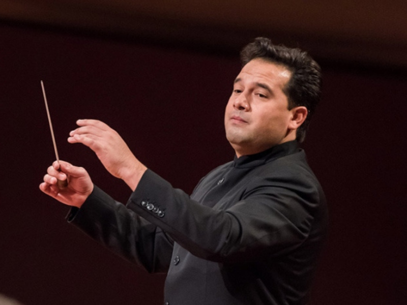 La prestigiosa bacchetta di Robert Treviňo alla guida della Filarmonica Toscanini con la Quinta di Mahler