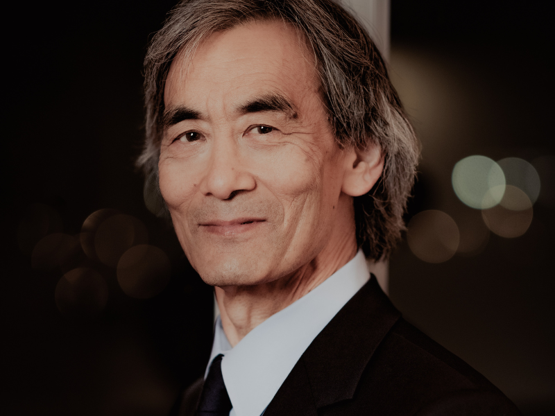 Kent Nagano, nuovo Principal Artistic Partner della Filarmonica Toscanini, debutta a Parma il 19 novembre con una serata speciale che intreccia classico e contemporaneo