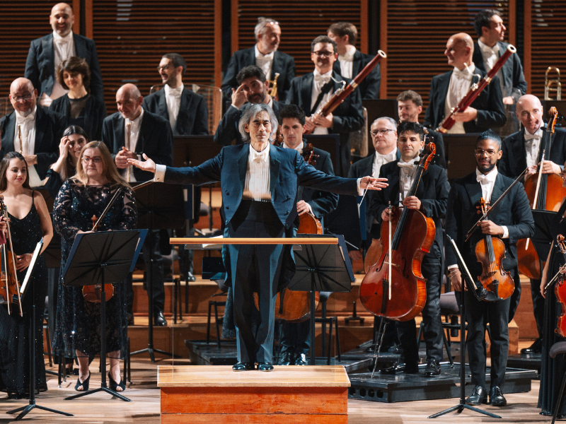 Nagano unisce due grandi orchestre italiane: la Filarmonica Toscanini e la Haydn insieme sul palco con Rebekka Hartmann al violino