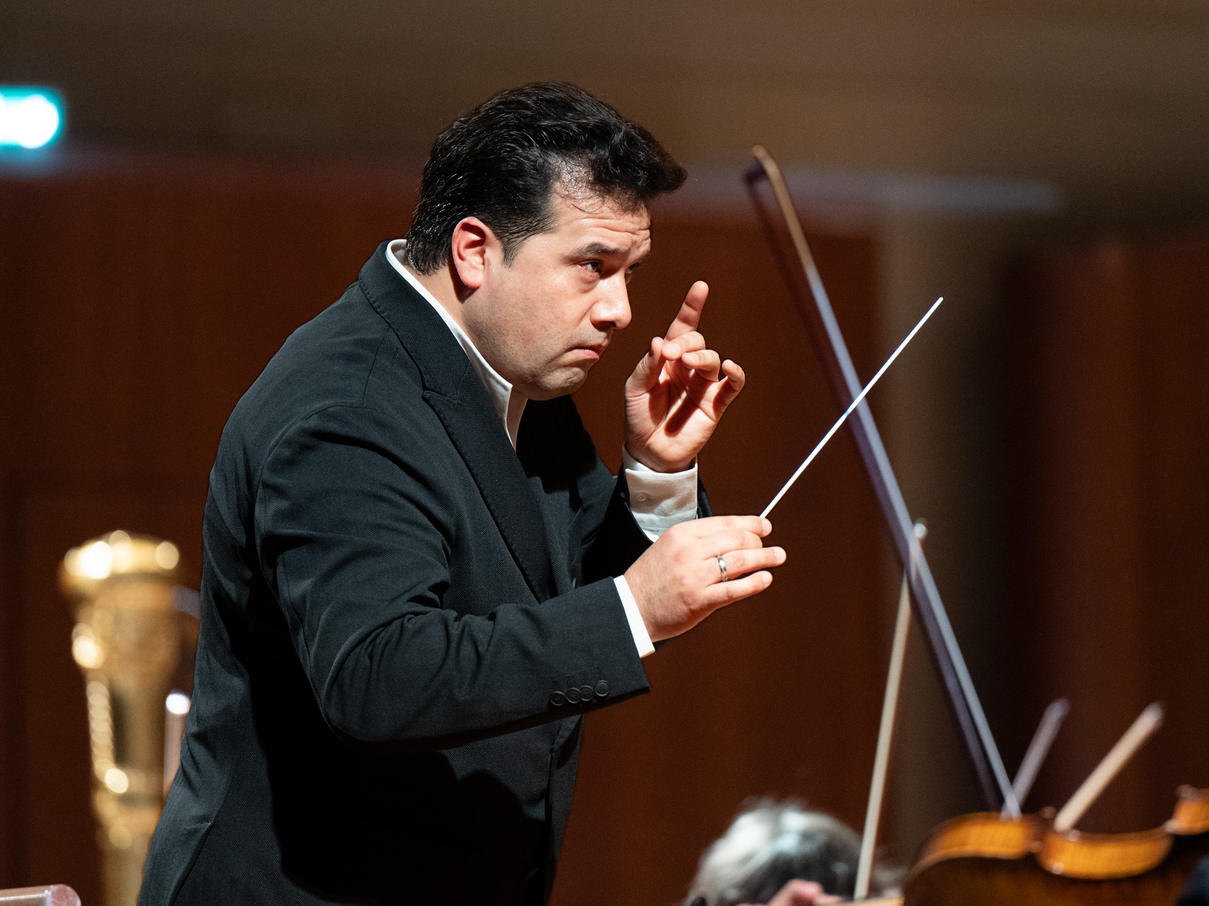 Trevino dirige la Filarmonica Toscanini tra Schubert, Mahler e la nuova composizione di Gon per Ecosounds