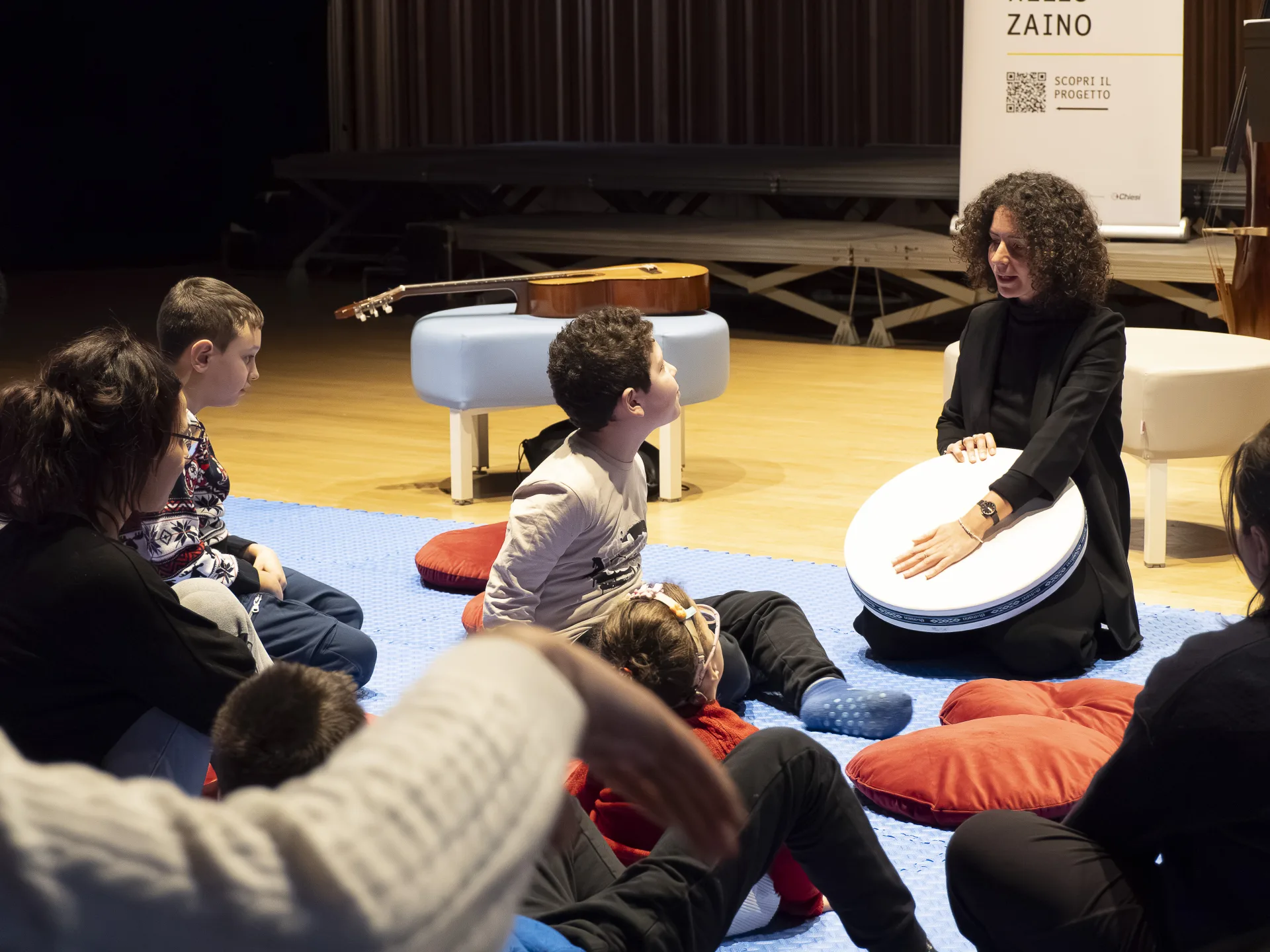 Partecipanti durante un laboratorio musicale inclusivo e sensoriale per la rassegna Musica Accessibile