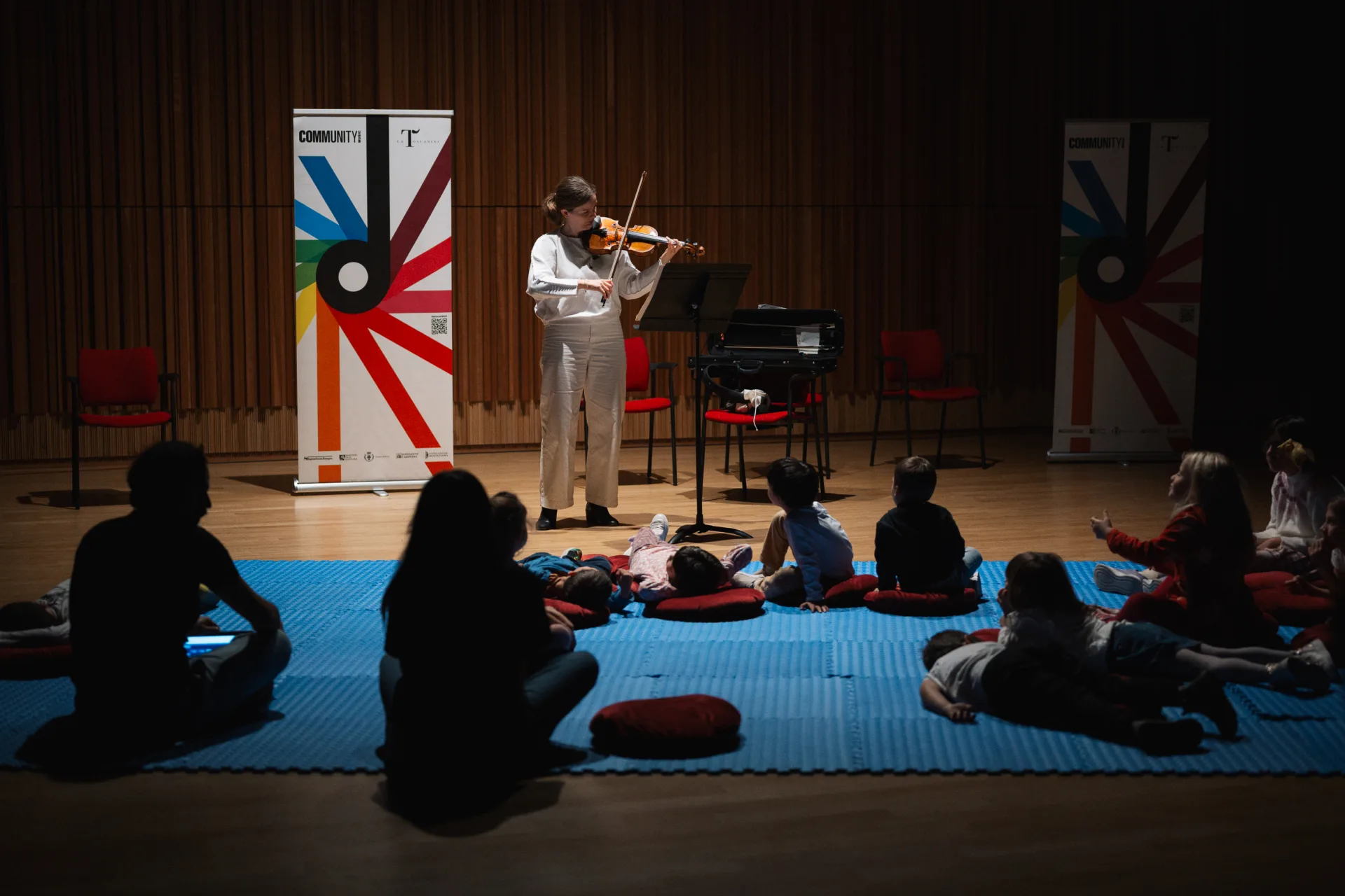 Bambine e bambini partecipanti ai laboratori creativi ed espressivi di musica, arte e teatro