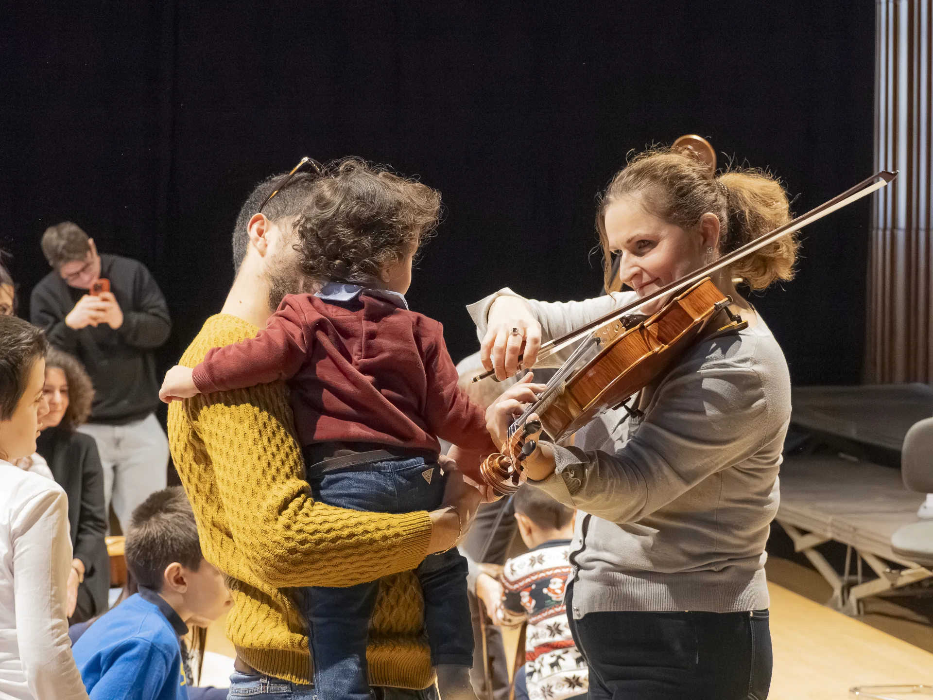 Bambini e genitori immersi in un percorso multisensoriale tra musica, danza e natura per la prima infanzia