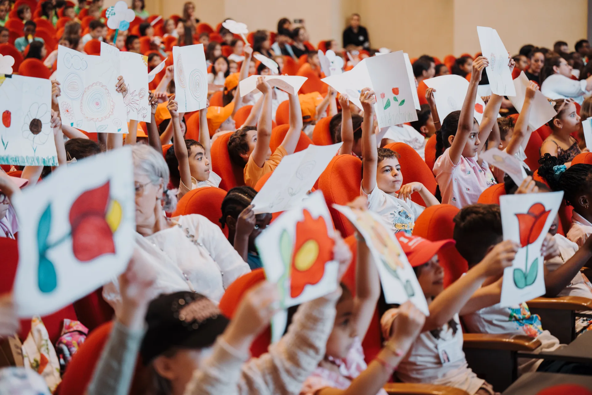 Studenti e bambini con strumenti musicali durante i laboratori didattici per le scuole della Filarmonica Toscanini