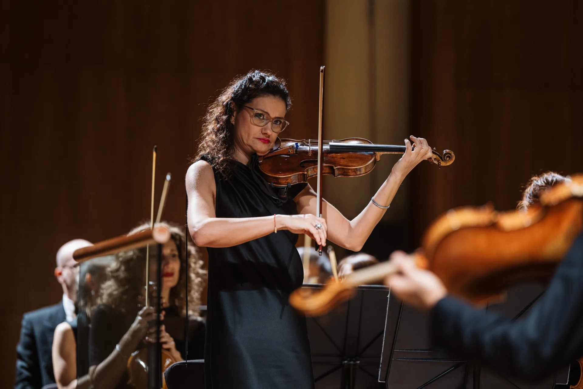 Direttrice d'orchestra e musiciste sul palco in occasione del concerto per Casappa Women